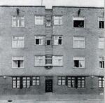 Gevel met voordeur en trappenhuis.
              <br/>
              Bouwbedrijf, mei 1925